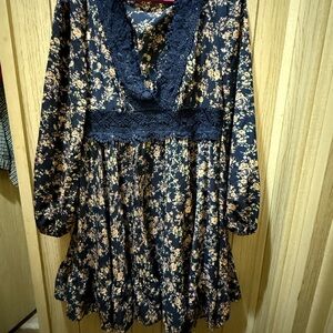 Floral Long Sleeve Dress with Lace Detail size Medium